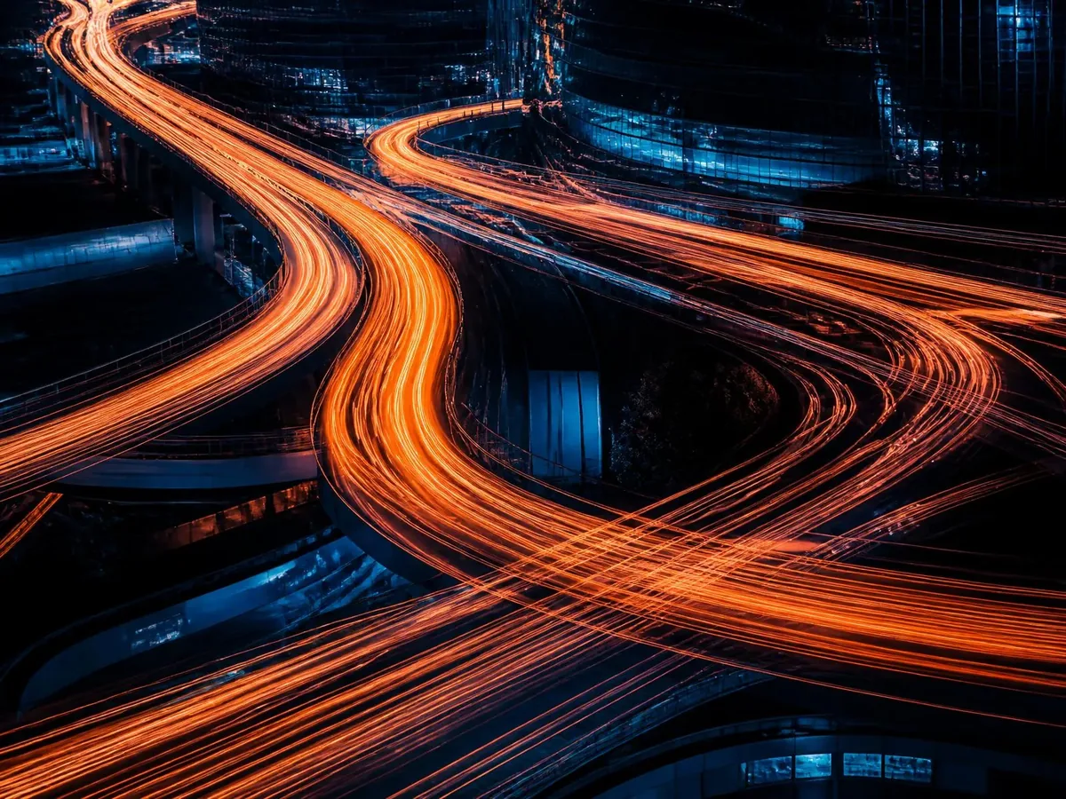 Faixas de luz em movimento sobre superfície escura. Imagem editorial abstrata sobre operação em campo.