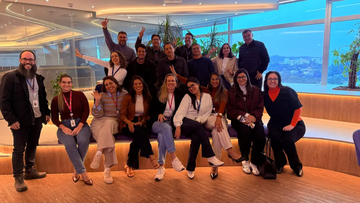 Turma reunida para foto ao final de um programa corporativo.
