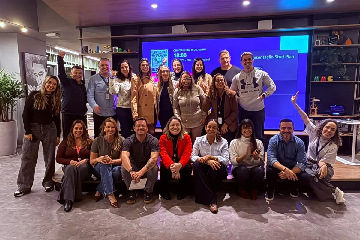 Grupo reunido ao final de uma sessão de programa corporativo.