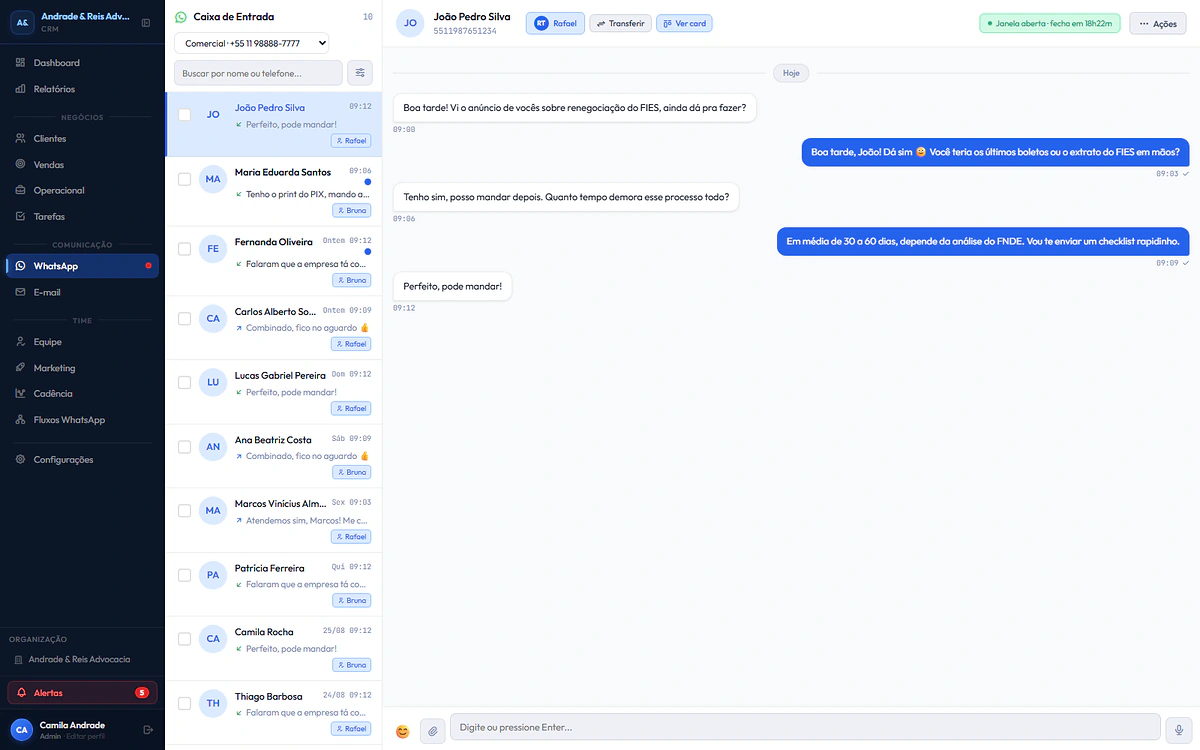 Caixa de entrada de WhatsApp do CRM Arcantis, com seleção de número da operação, fila de conversas, responsável por conversa e histórico completo da negociação.